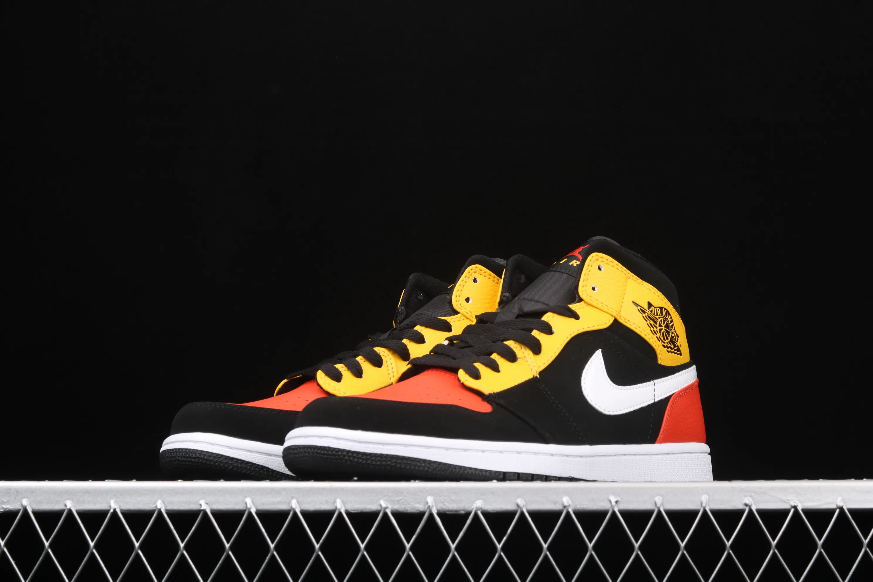 All categories Air Jordan Jordan series basketball shoes Air Jordan 1 Mid Air Jordan 1 Mid SE AJ1 Joe 1 color matching mid-top basketball shoes 852542-087
